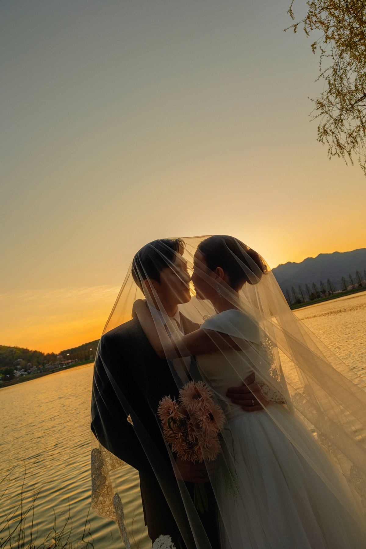 노을 아래 서로를 바라보는 두 사람